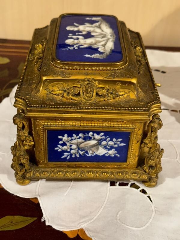 Box bronzes with sevres 