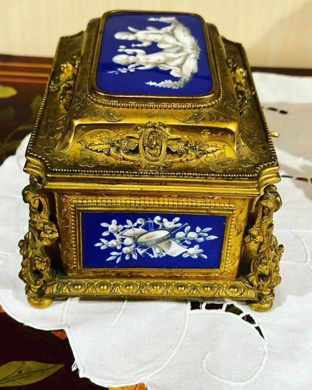 Box bronzes with sevres 