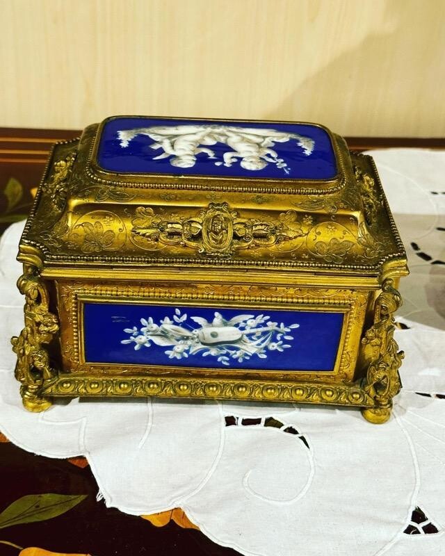 Box bronzes with sevres 